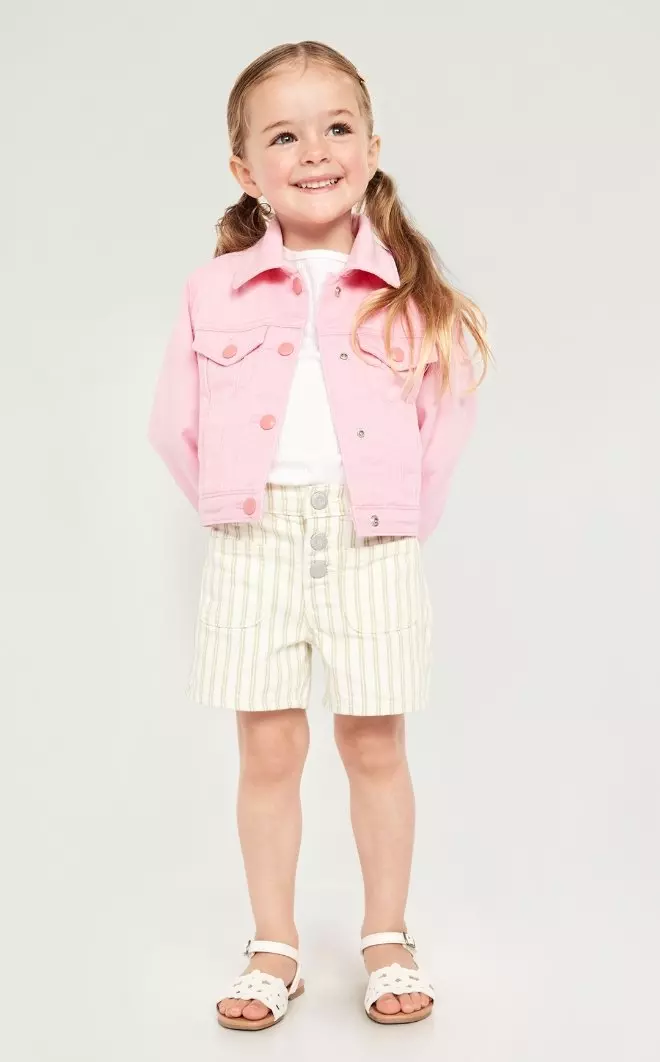 Photo d’une toute-petite fille vêtue d’un short Old Navy.