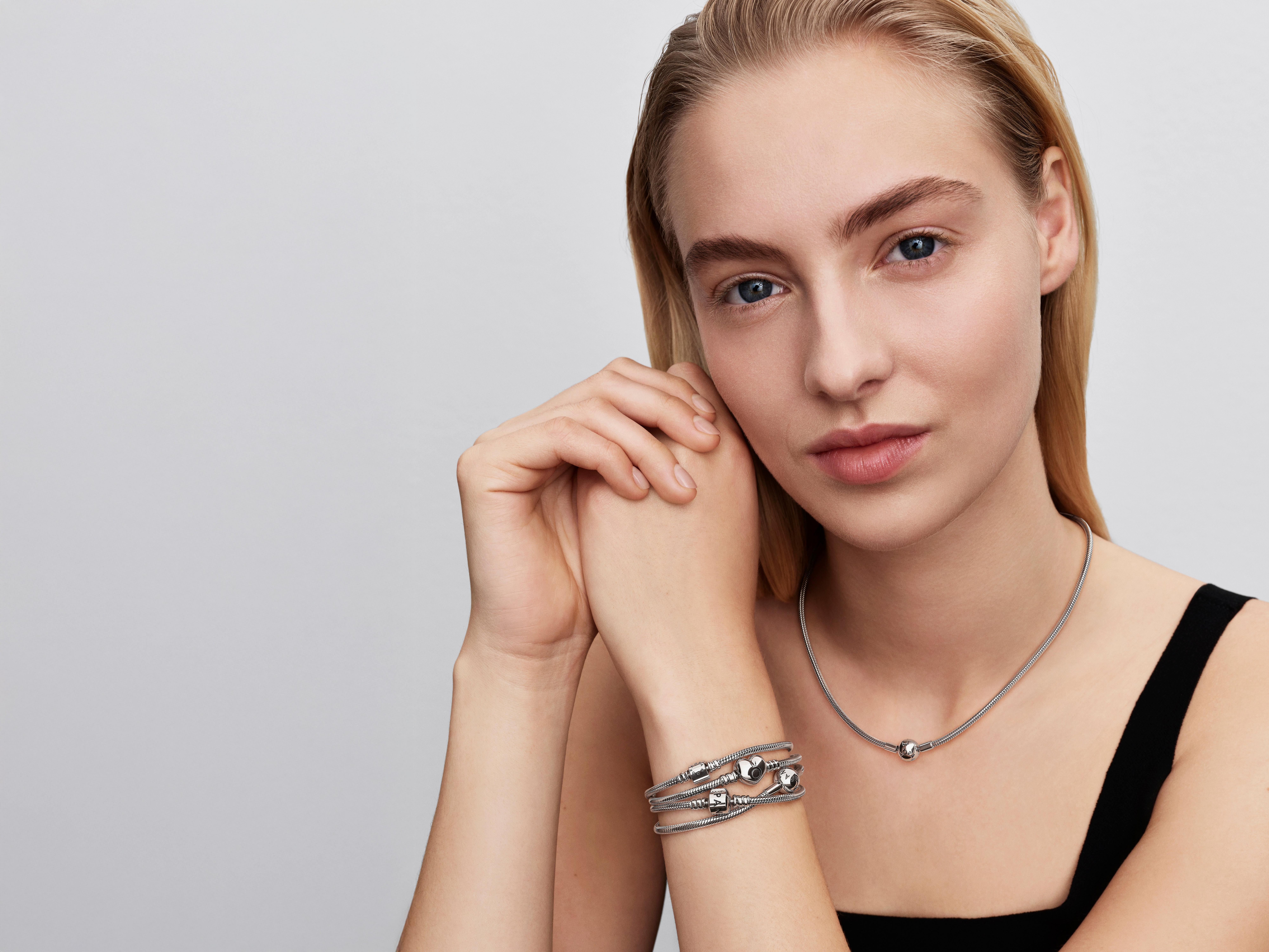 Modell med smycken i Pandoras pressmaterial. Bild: Pandora Group.