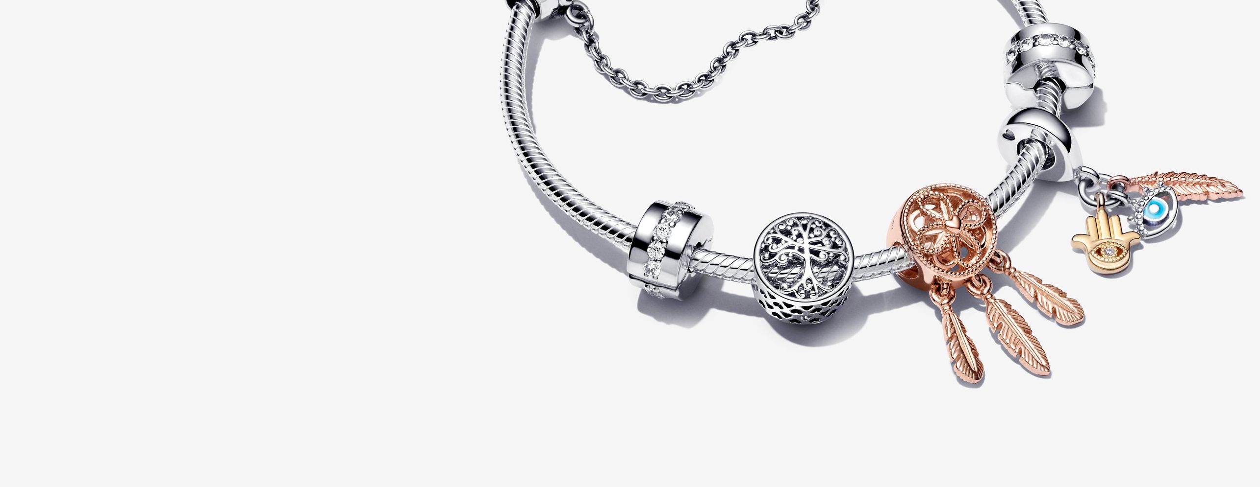Sterlingzilveren armband met zilveren en roségouden bedels en zilveren veiligheidsketting