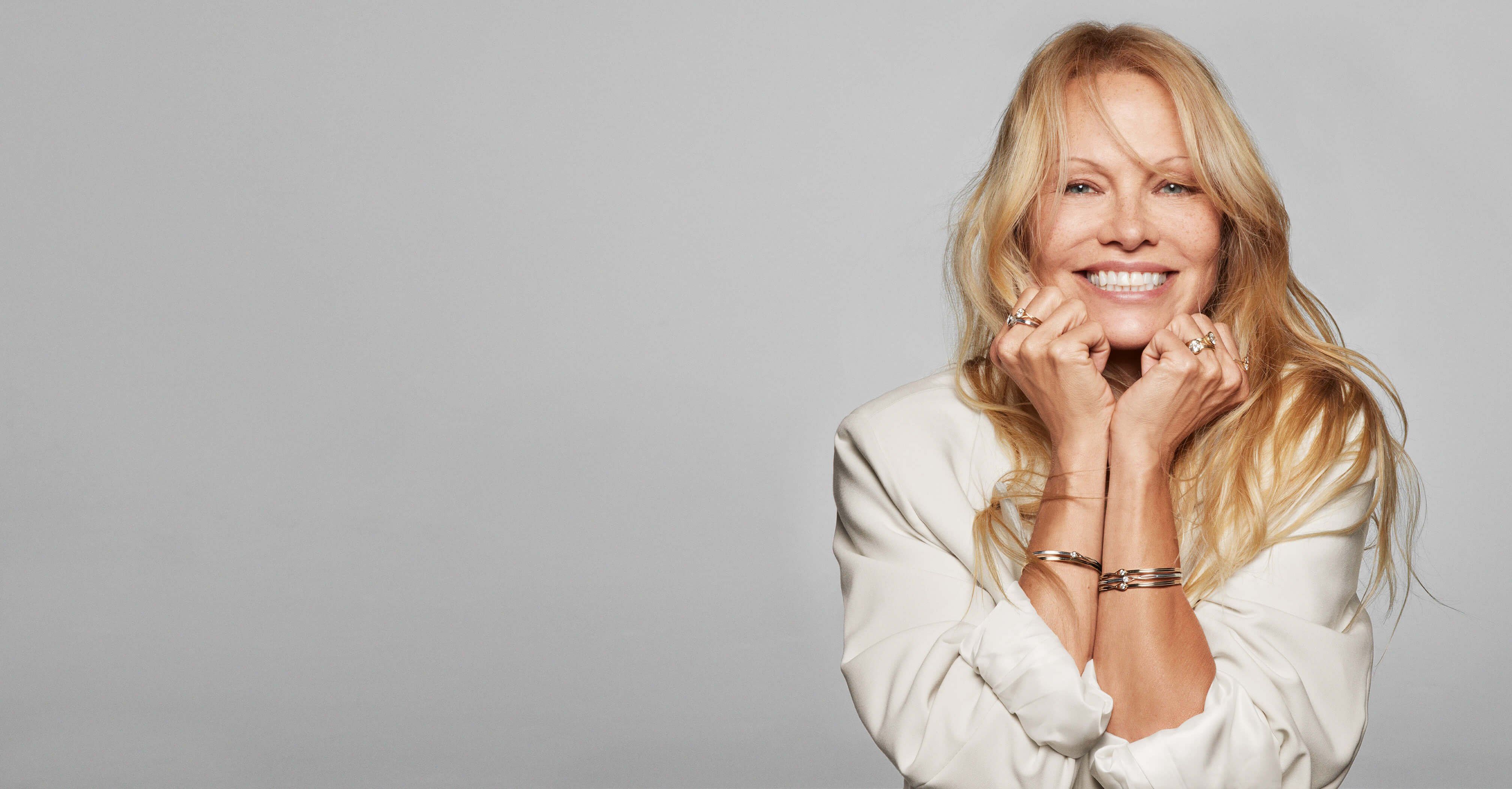 pamela anderson med armbånd og ringe fra pandora infinite-kollektionen