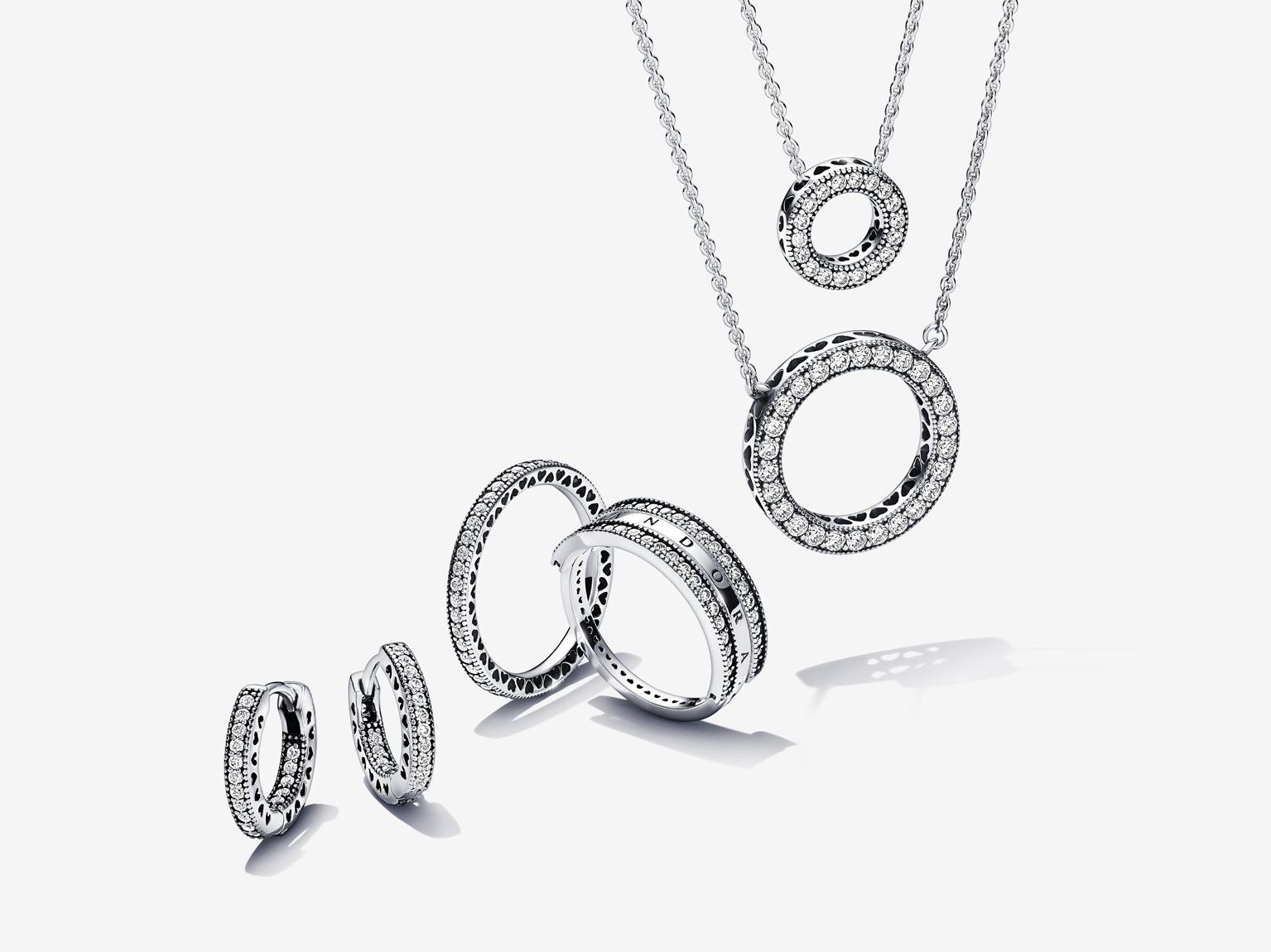 Illustration av halsband, ringar och örhängen från Pandora Signature-kollektionen.