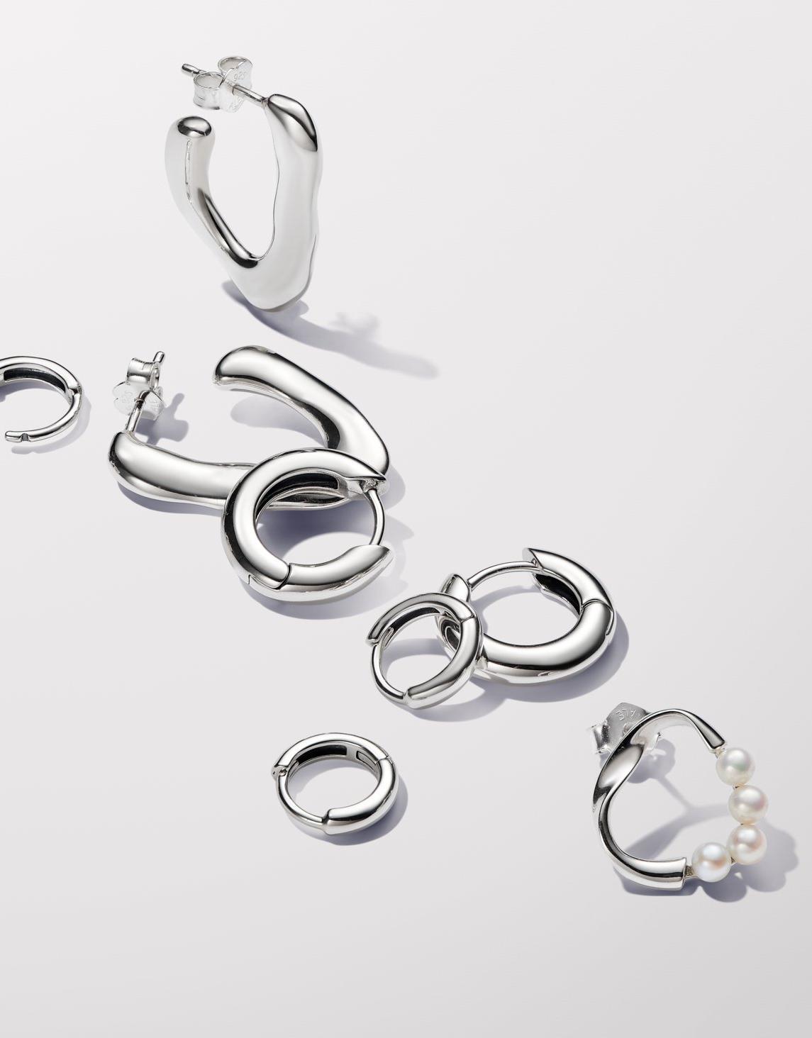 Pandora Moments スモール チャーム ゴールド フープピアス
