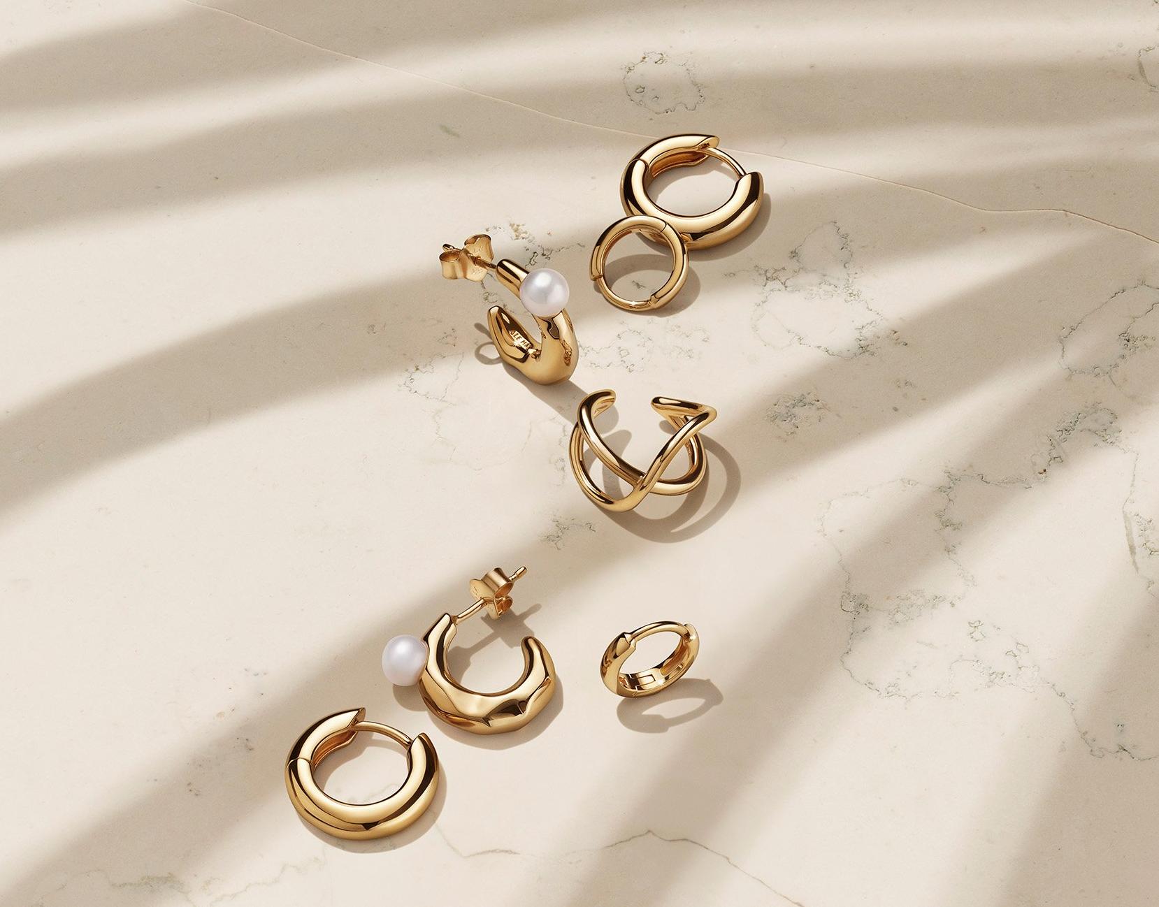 Pandora Essence Gold- und Perlen-Ohrringe.