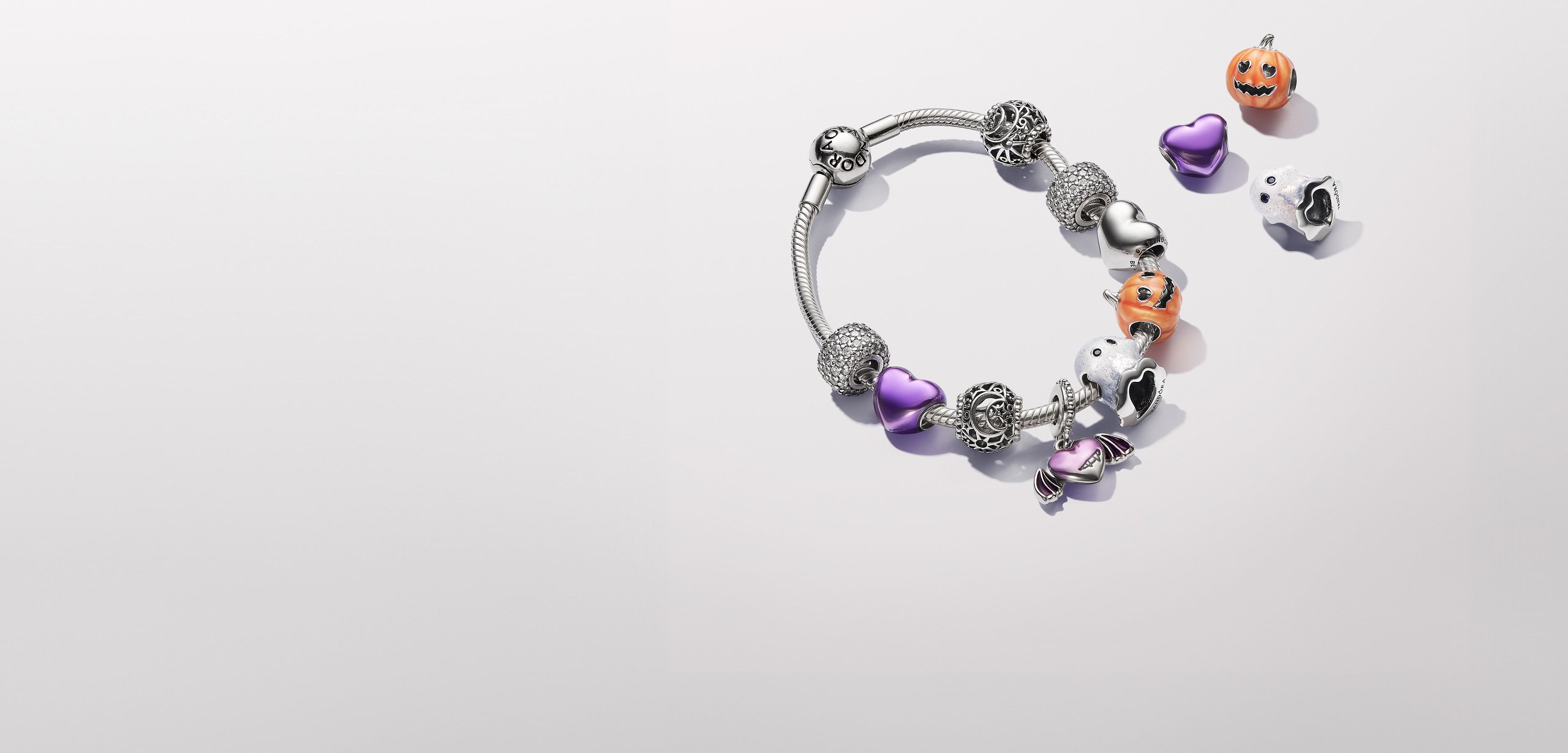 Pandora Halloween-Charms, Geister, Kürbisse, lila Herzen, Armband.