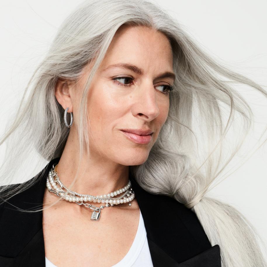 Sarah Harris, chefredaktör på brittiska Vogue, bär ett halsband med silver- och pärlkedjor, och hoops i silver.