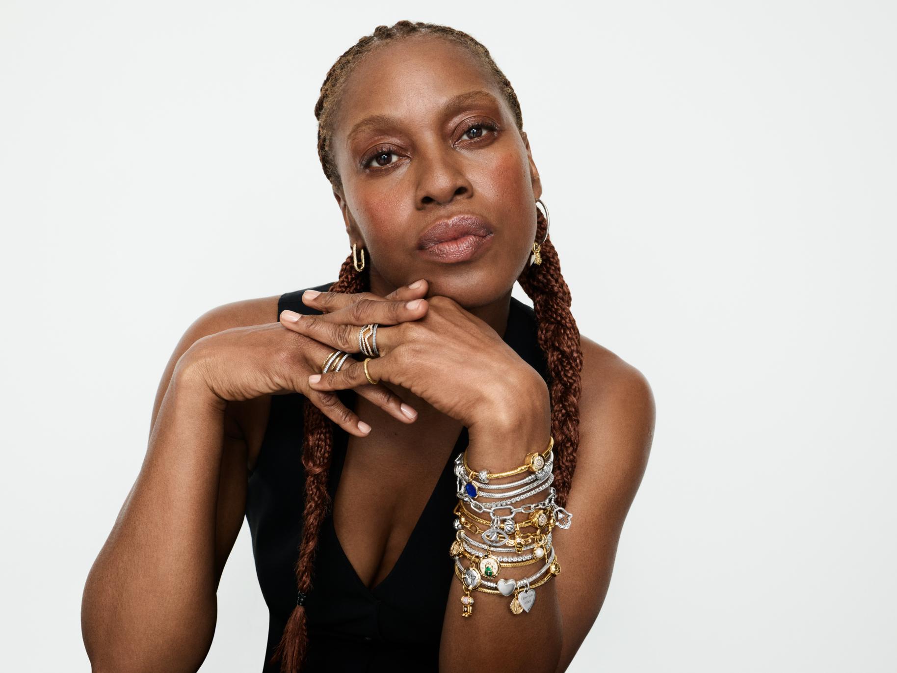 Susan Bender Whitfield, directrice artistique du Vogue britannique, porte une superposition de bracelets à charms, de bagues empilables et de créoles.