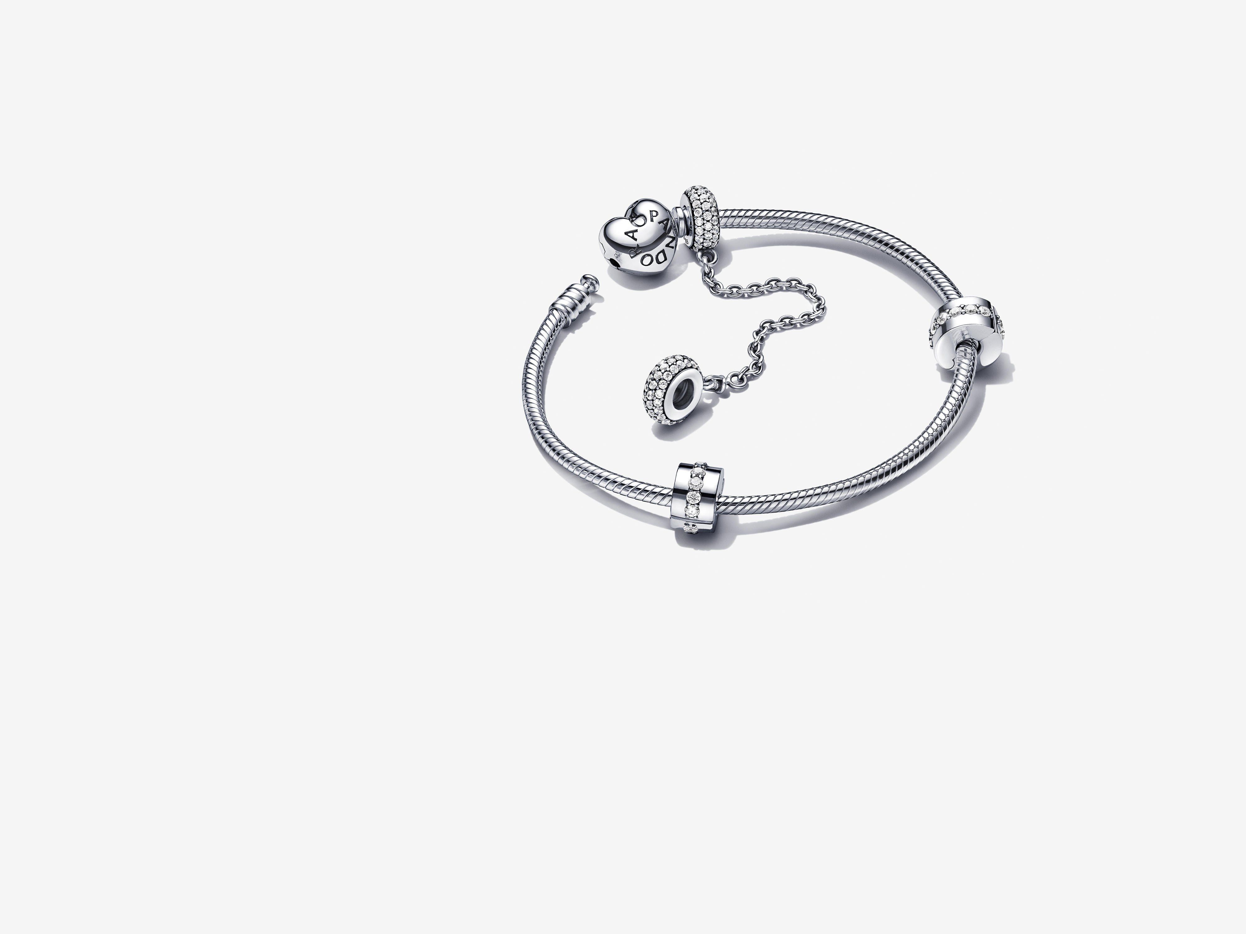 ブレスレットをカスタマイズ | チャームの付け方 | Pandora JP ブレスレットをカスタマイズ | チャームの付け方 | Pandora JP