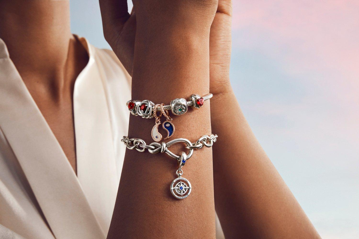 Mujer llevando pulseras con charms de colores