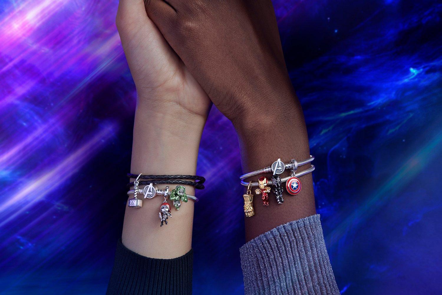 Manos embellecidas con pulseras de plata de primera ley inspiradas en Los Vengadores decoradas con los charms de los héroes de Marvel