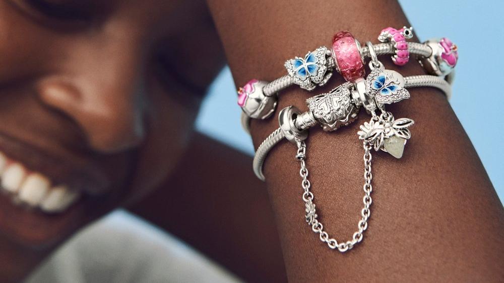 Mujer llevando una colorida pulsera de charms de pensamientos