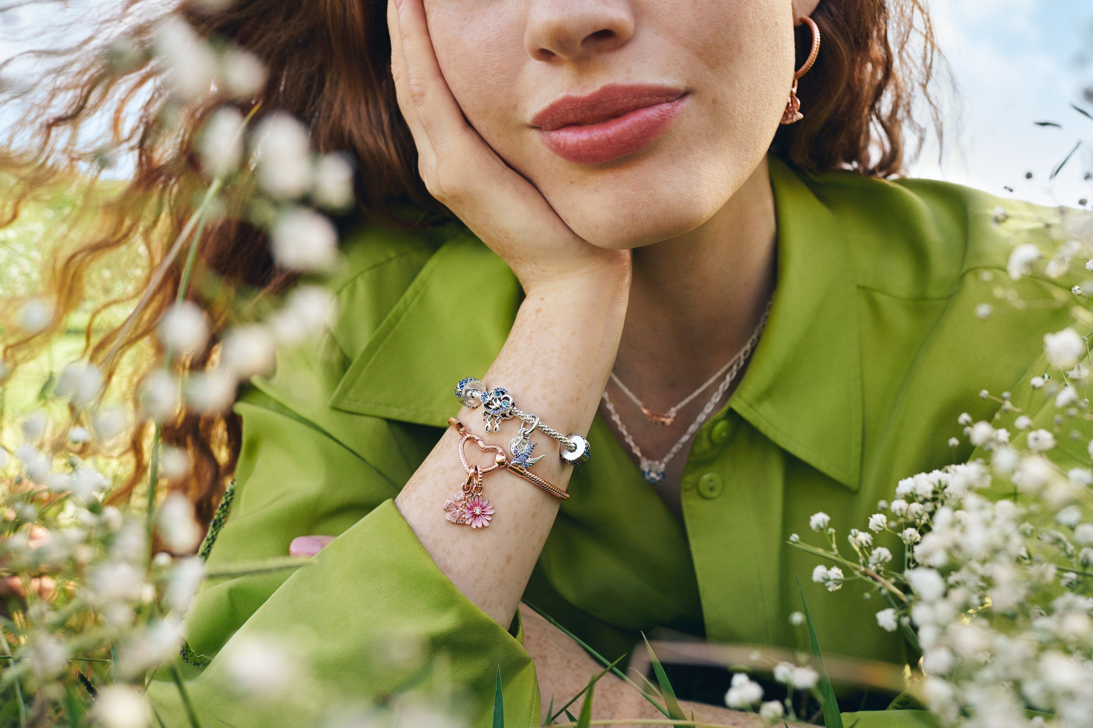 ブレスレットのスタイリング：重ねづけ｜Pandora (パンドラ)