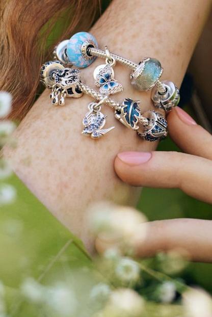 Stacking and layering with bracelets Pandora SG