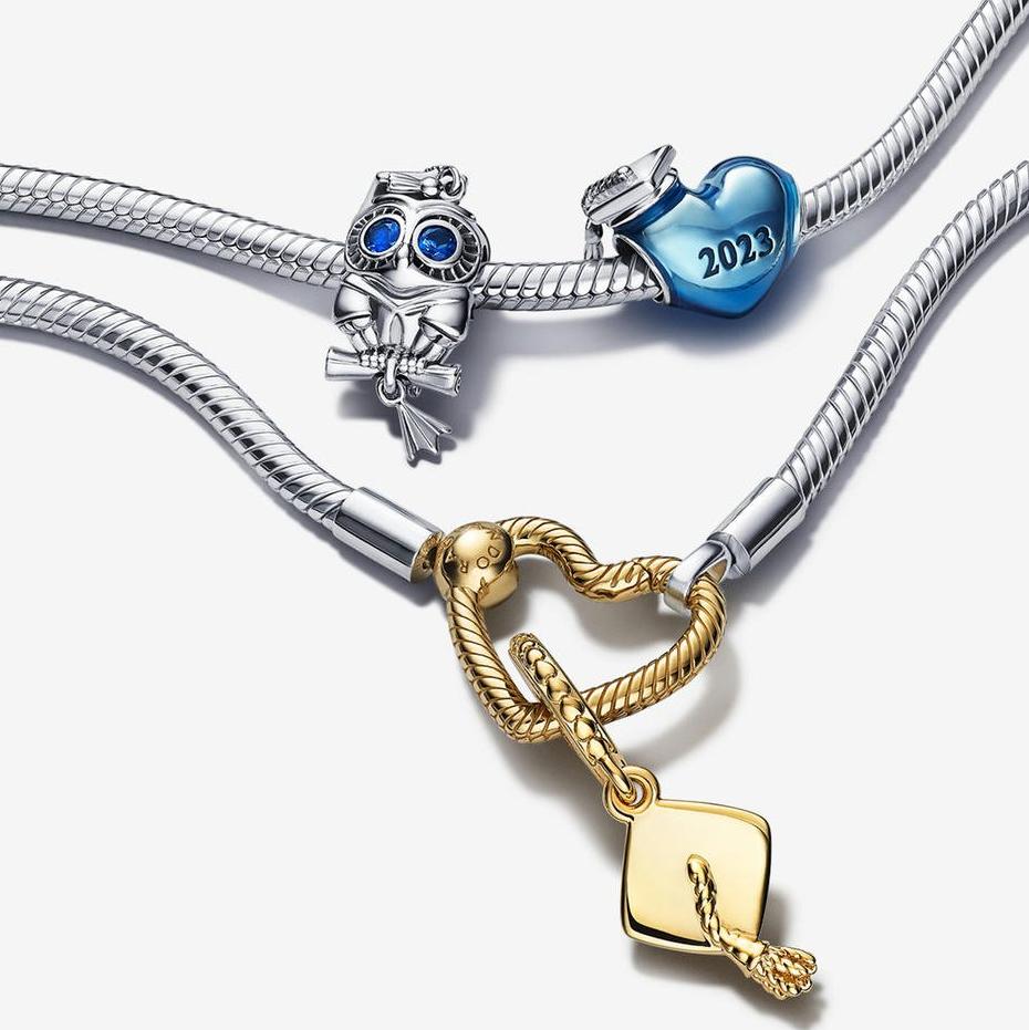 Due bracciali con charm in argento, con 3 charm a tema sui traguardi raggiunti in argento, smalto blu e placcatura in oro