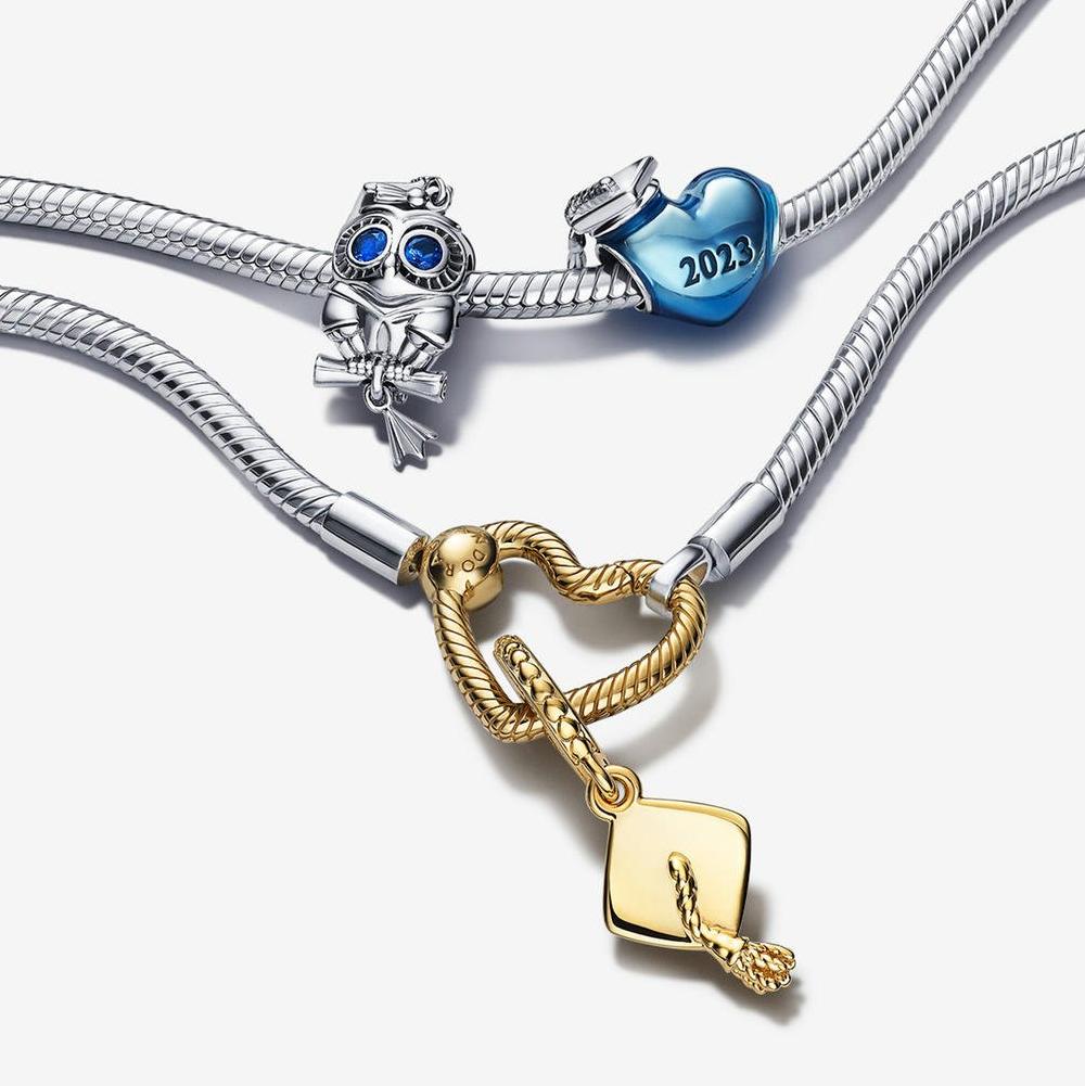 Due bracciali con charm in argento, con 3 charm a tema sui traguardi raggiunti in argento, smalto blu e placcatura in oro