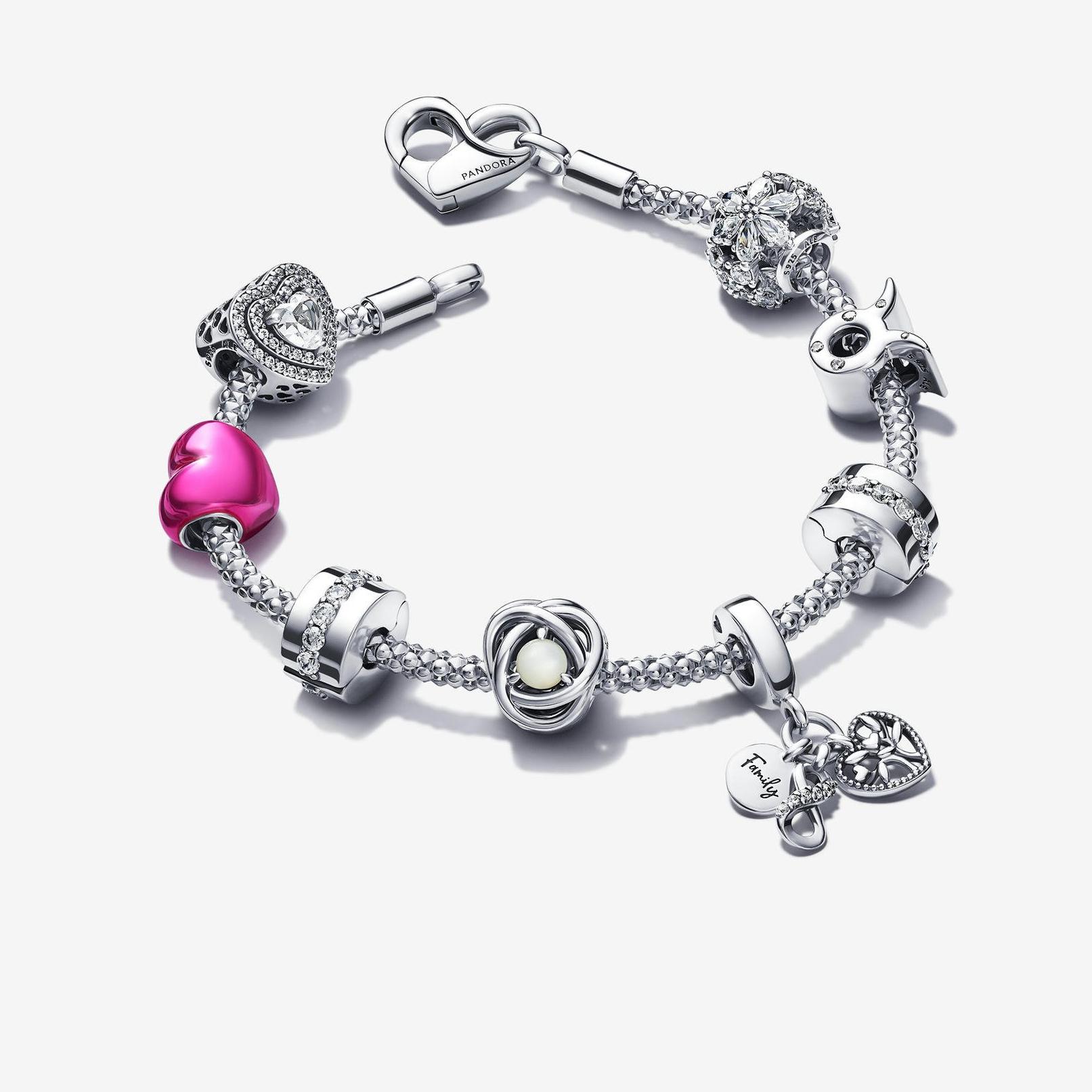 Ein Silberarmband und neun Charms aus der „Just Because“ Collection