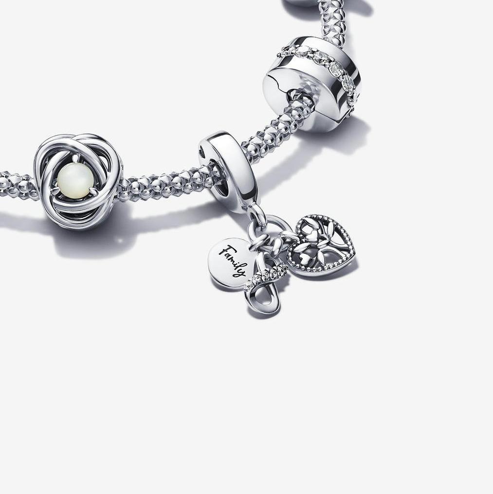 Un bracciale in argento con nove charm per rendere ogni giorno speciale