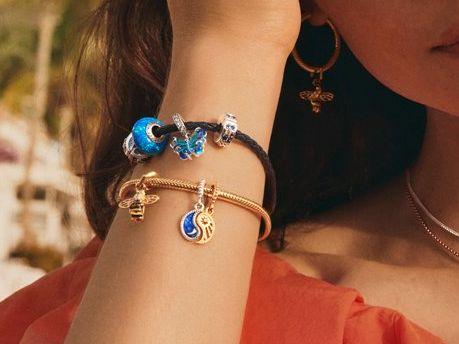 ブレスレットのスタイリング：重ねづけ｜Pandora (パンドラ)