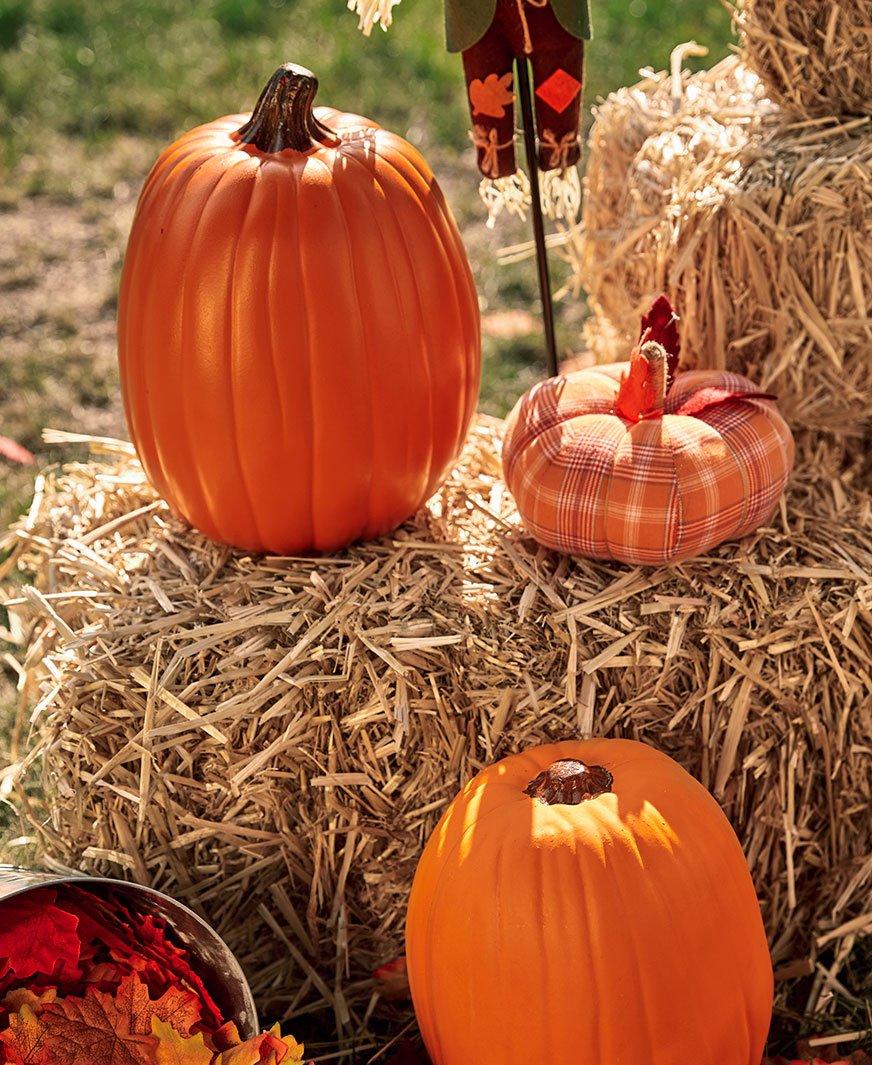 Outdoor Halloween Decoration Pumpkins and Hale Bales