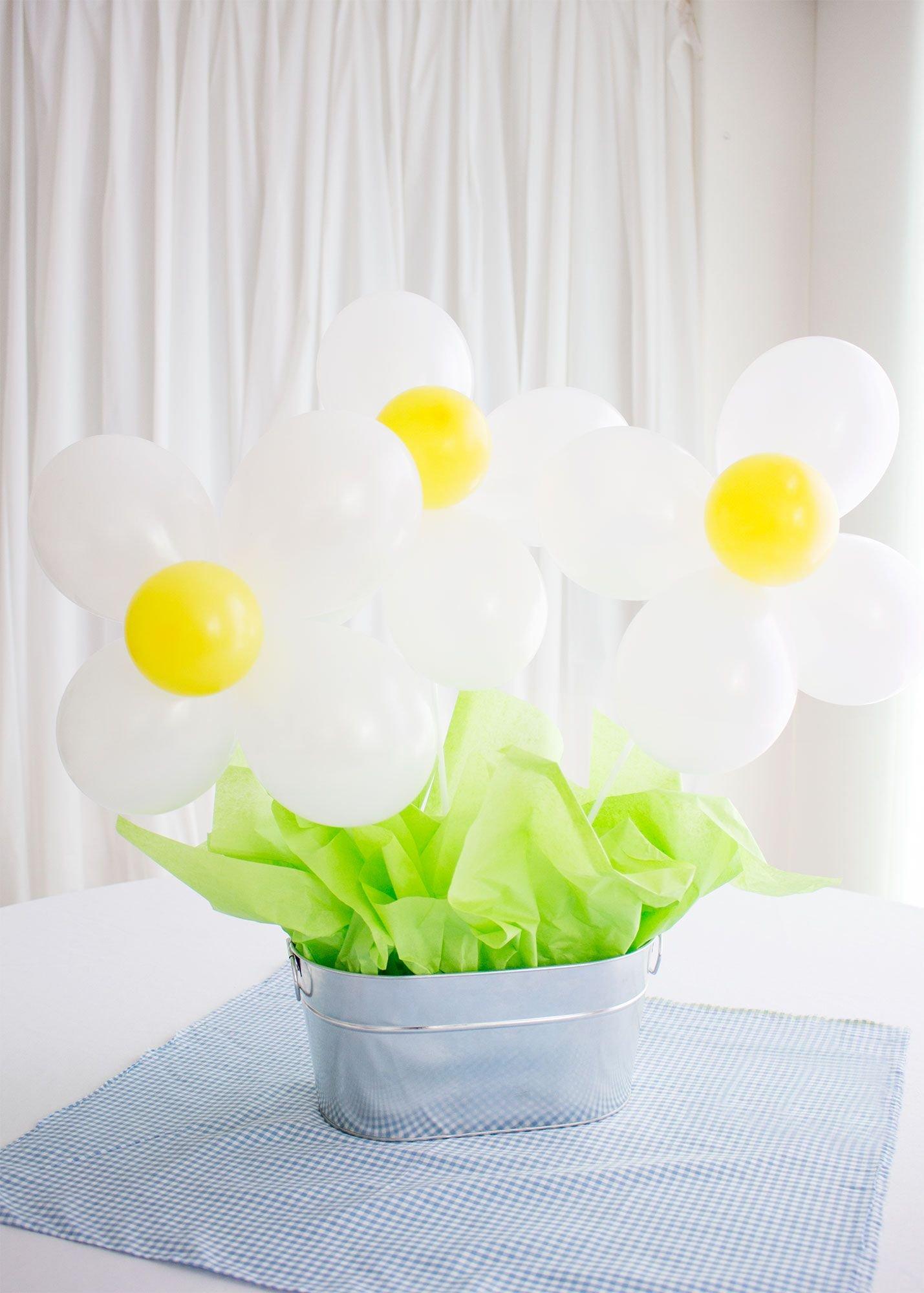 21 Balloon Centerpiece Ideas  Flower power party, Balloon centerpieces,  Trendy party decor
