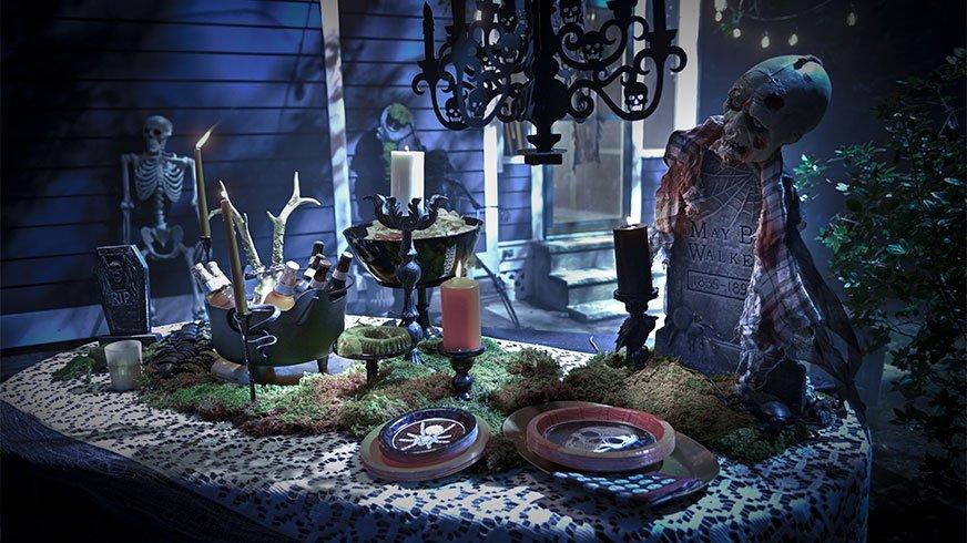 Haunting table-setting with skeletons plates, tombstones and more creepy items