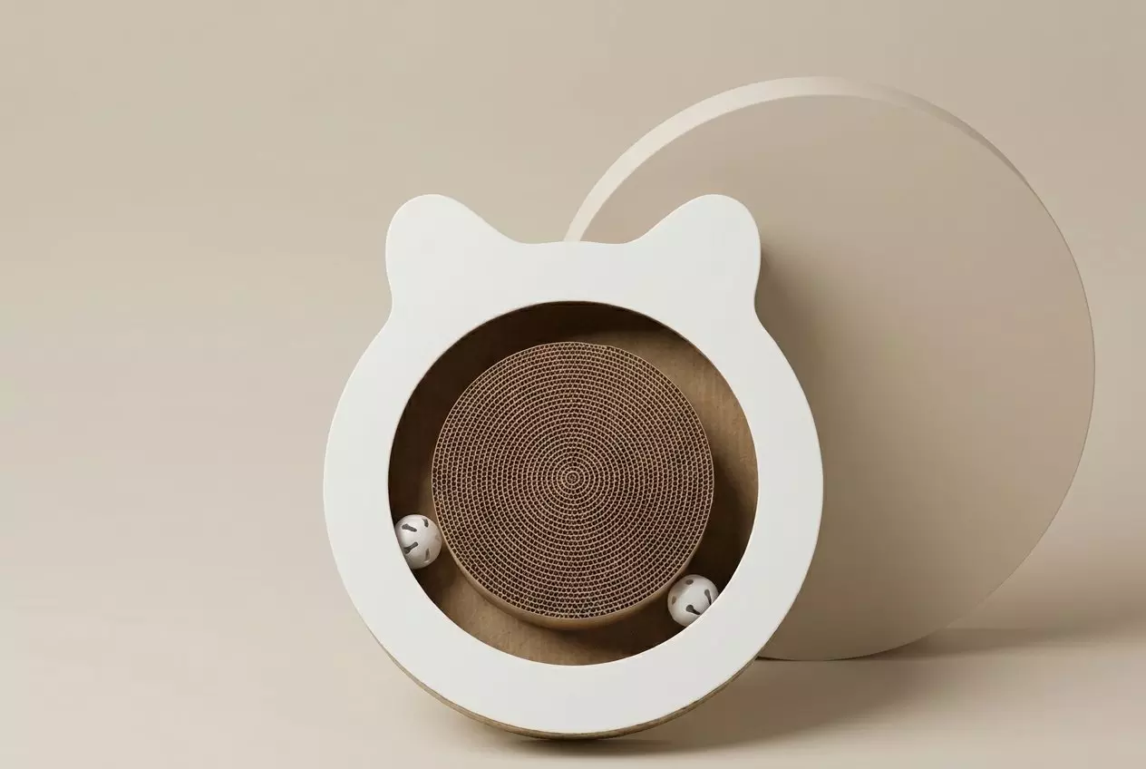 Rascador para gatos Pepco con forma de cara de gato blanco y superficie de cartón corrugado en espiral.