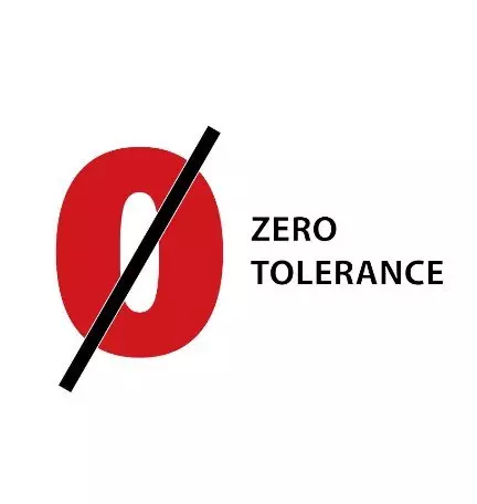 Raudona nulio forma su juoda įstrižaine linija ir tekstas "ZERO TOLERANCE".