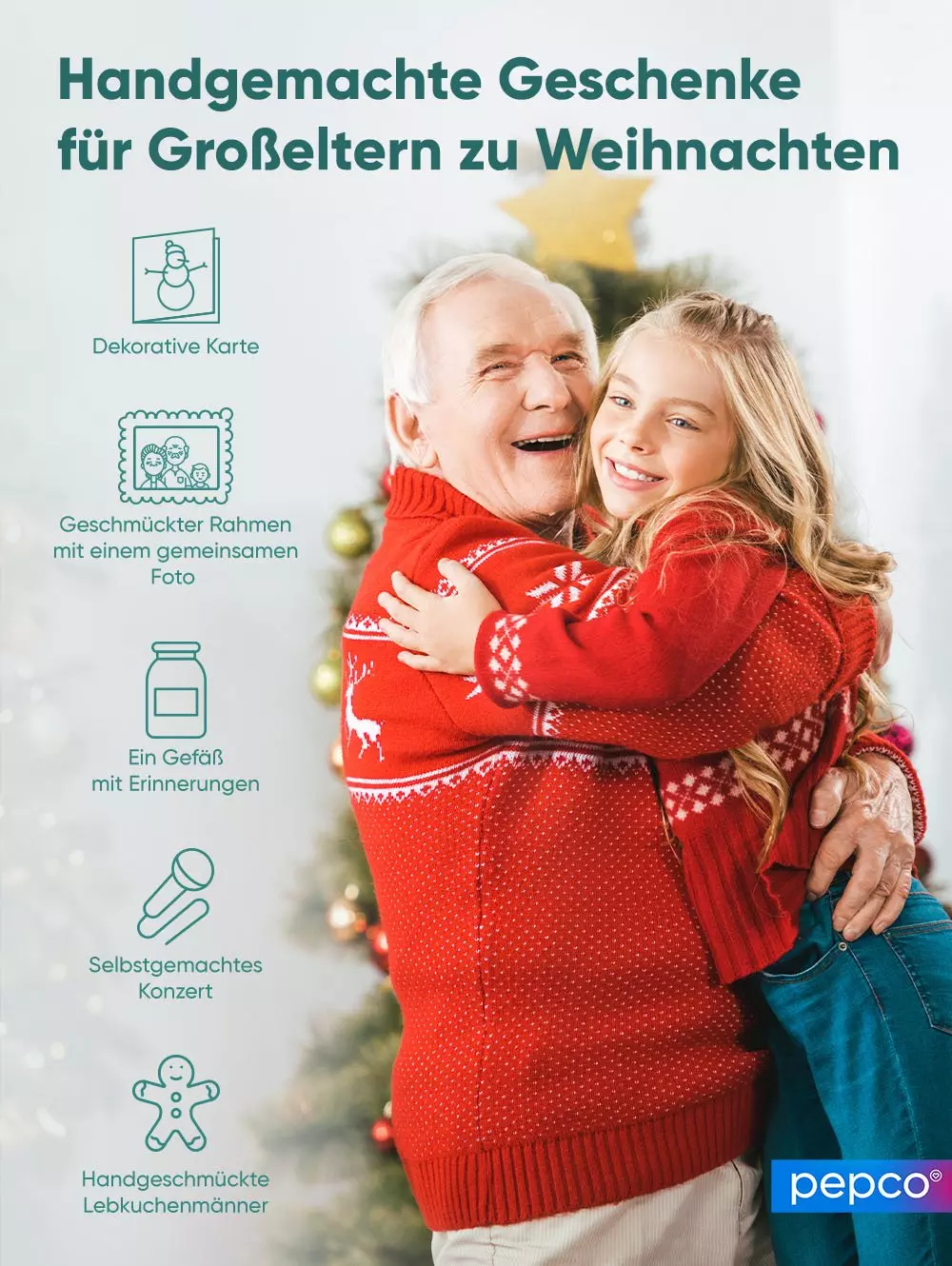 Großvater und Enkelin umarmen sich vor einem Weihnachtsbaum in roten Strickpullovern.