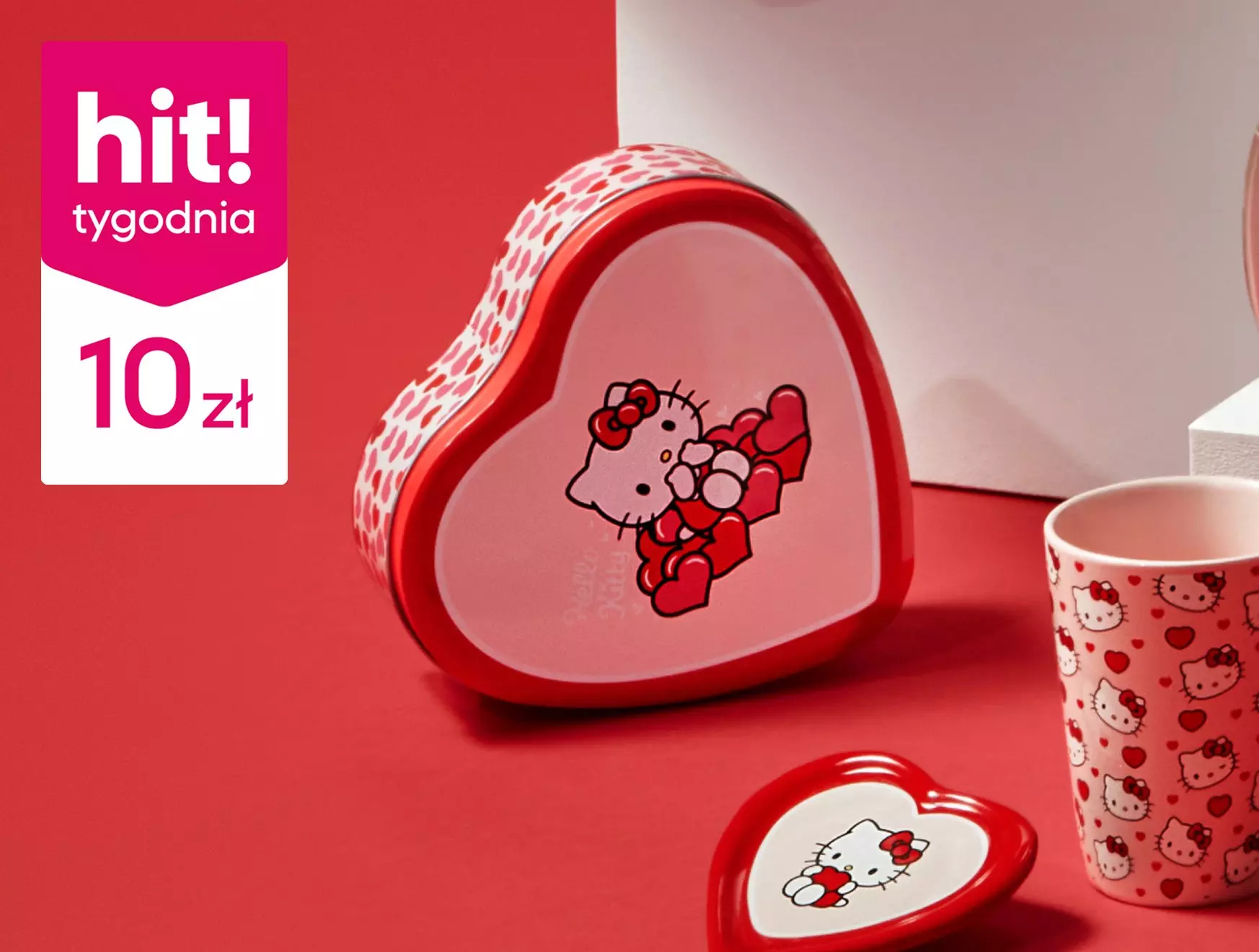 Pepco oferuje kolekcję Hello Kitty z pudełkiem w kształcie serca i kubkiem, oznaczone jako hit tygodnia za 10zł.
