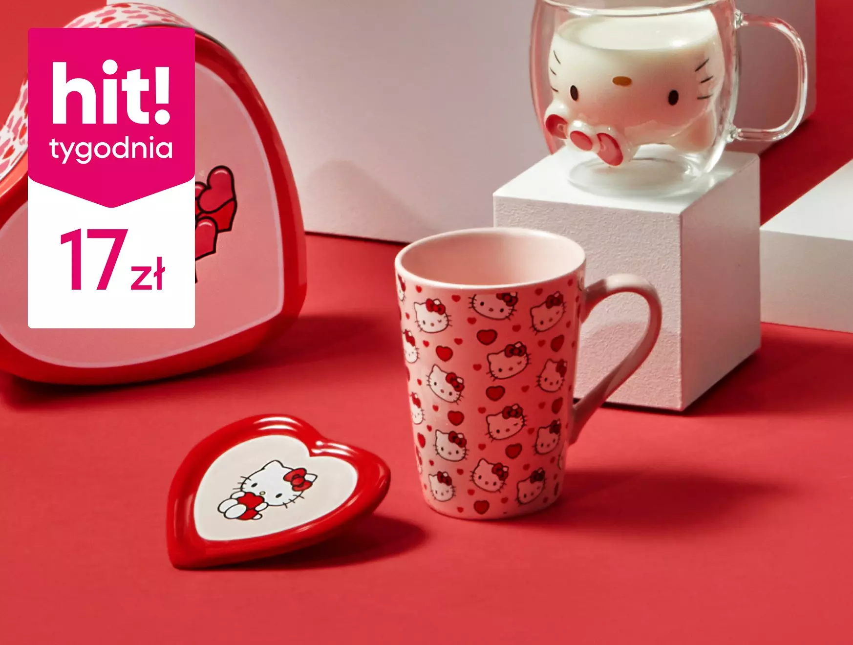 Kolekcja kubków Hello Kitty w Pepco - różowy kubek z wzorem, szklany kubek i serduszko za 17 zł w promocji hit tygodnia.