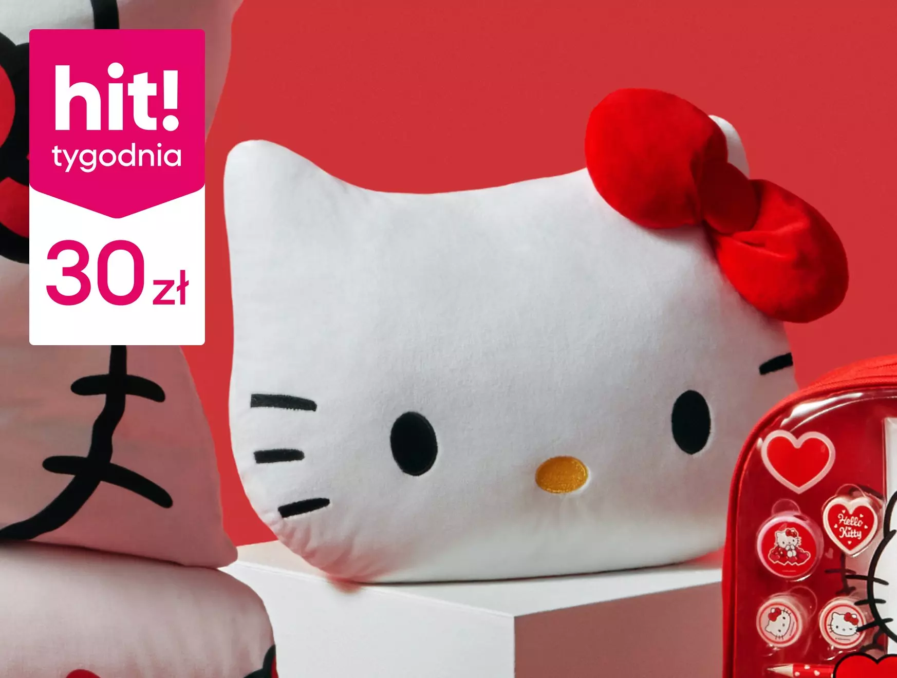 Poduszka Hello Kitty w Pepco za 30 zł jako hit tygodnia, z czerwoną kokardką i dodatkowymi akcesoriami.