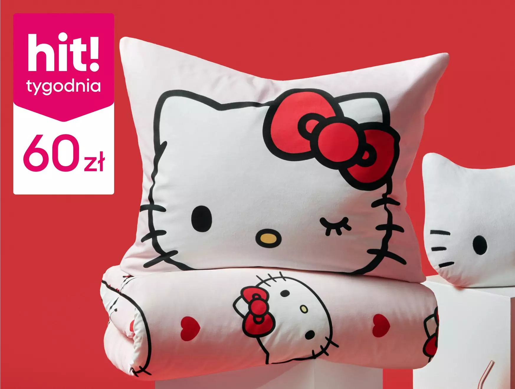 Biała pościel Hello Kitty z czerwoną kokardką dostępna w Pepco za 60 zł jako hit tygodnia na czerwonym tle.
