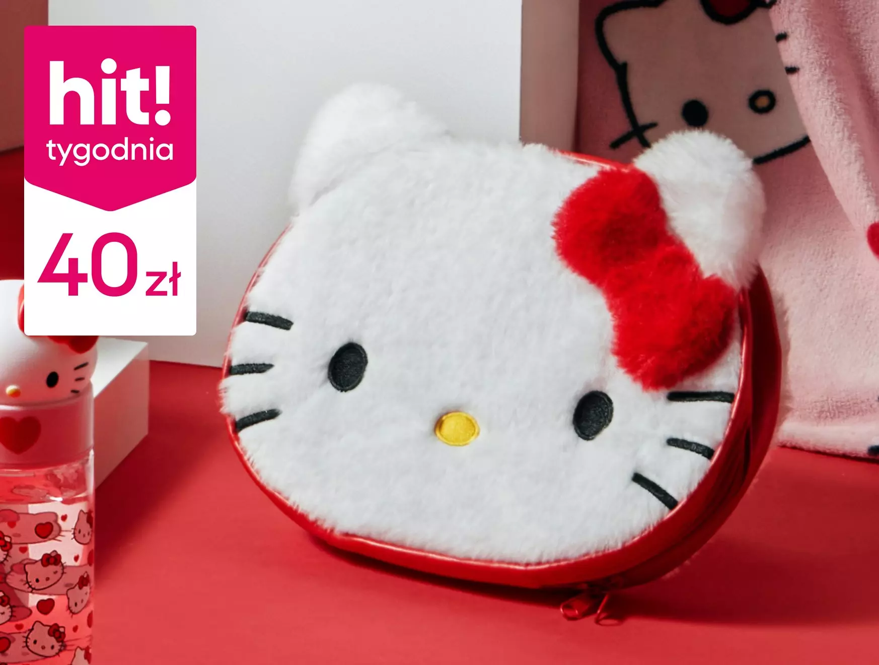 Pluszowa kosmetyczka Hello Kitty z czerwoną kokardką dostępna w Pepco za 40 zł jako hit tygodnia.