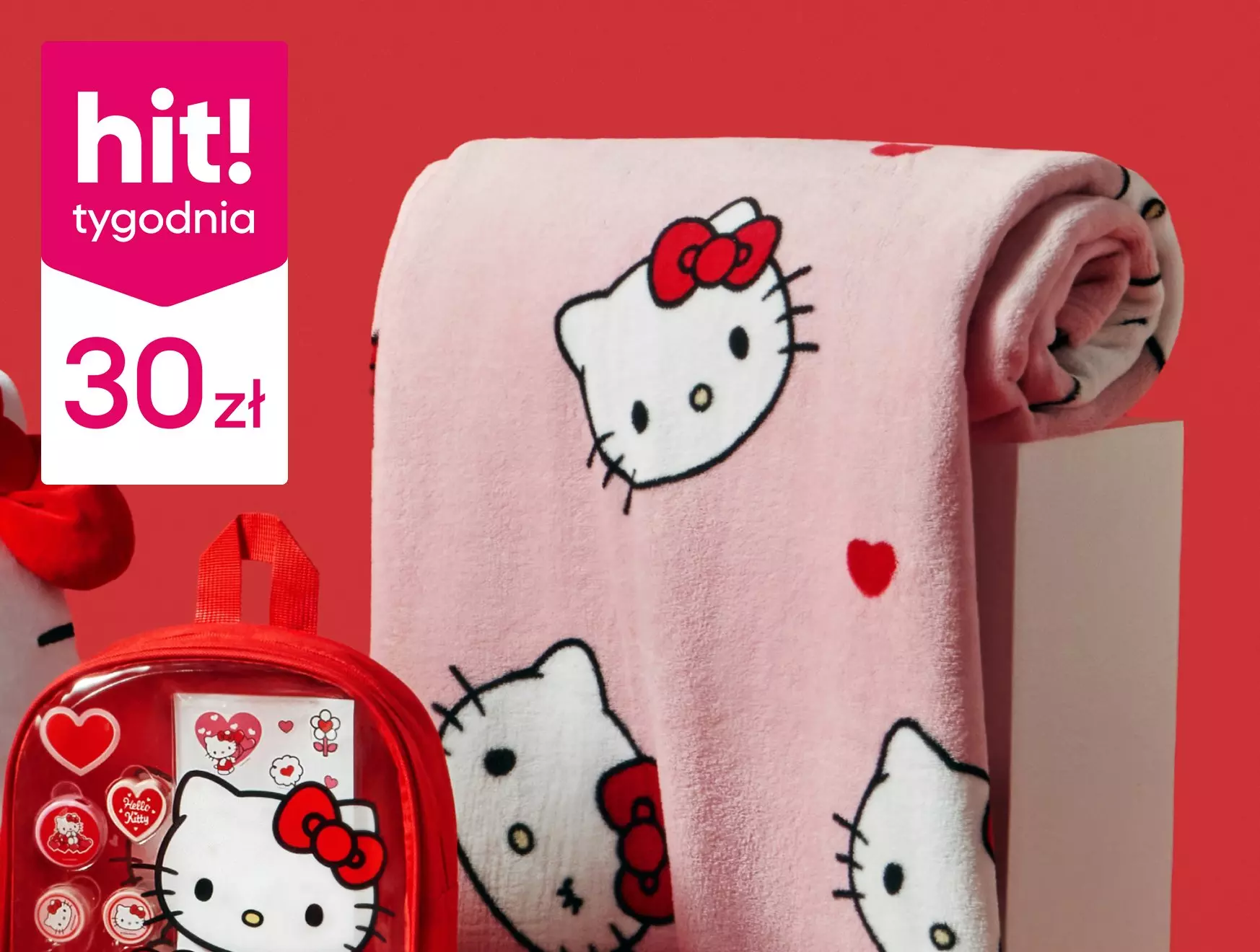 Różowy koc Hello Kitty i plecak w Pepco za 30 zł jako hit tygodnia, prezentowane na czerwonym tle.