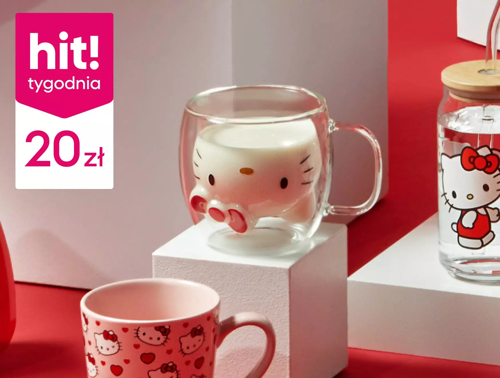Szklany kubek Hello Kitty i różowy kubek ceramiczny z motywami Hello Kitty w ofercie Pepco za 20 zł w ramach hitu tygodnia.