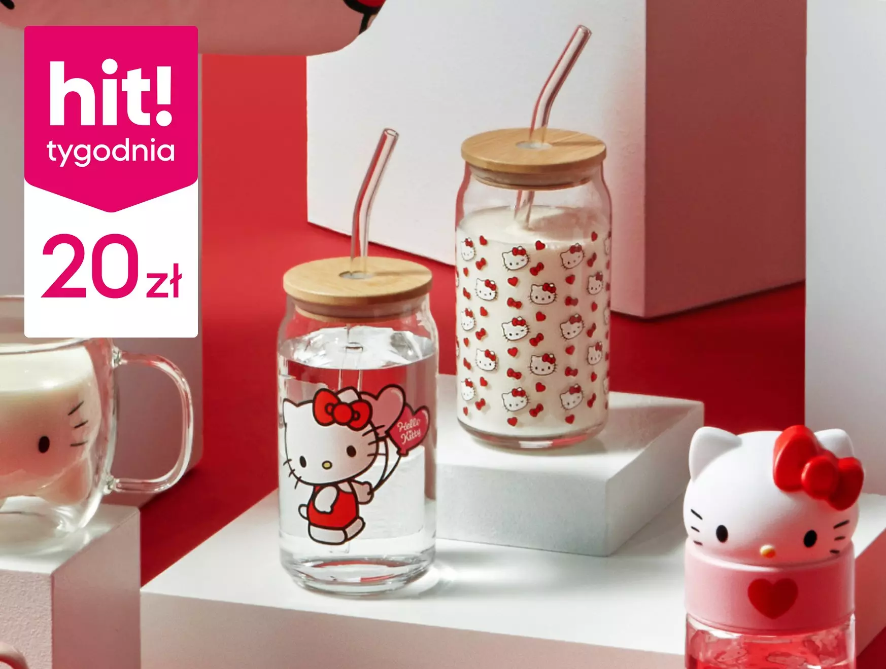 Szklane słoiki Pepco z motywem Hello Kitty, z drewnianymi pokrywkami i słomkami, w promocyjnej cenie 20 zł.