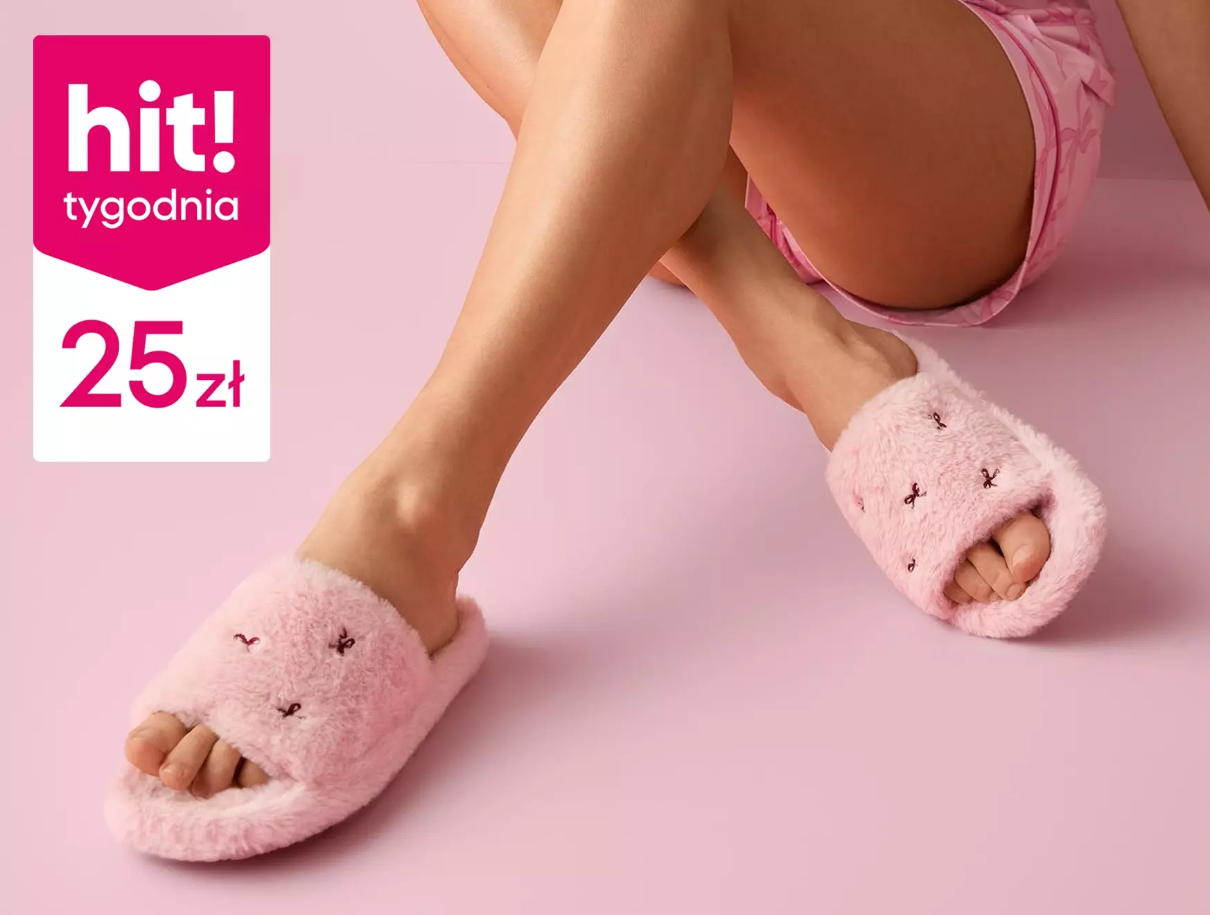 Różowe puszyste kapcie z uroczymi haftowanymi buźkami od Pepco w promocyjnej cenie 25 zł jako hit tygodnia.