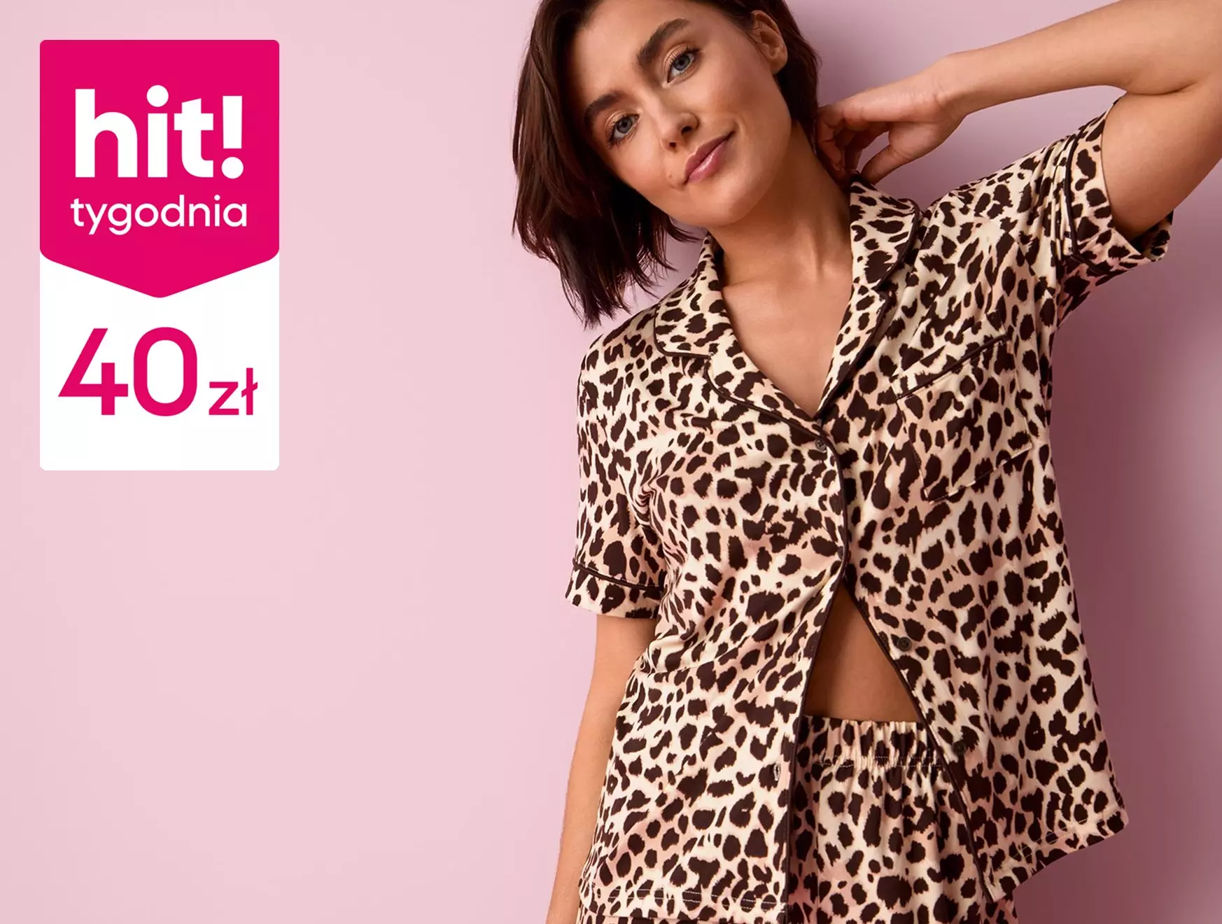 Kobieta w piżamie w panterkę z kolekcji Pepco za 40zł, oznaczonej jako hit tygodnia na różowym tle.