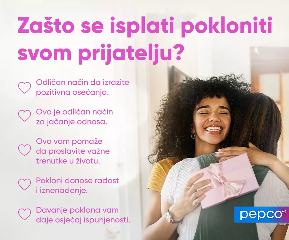 Dvije žene se grle dok jedna drži ružičasti poklon paket sa mašnom.