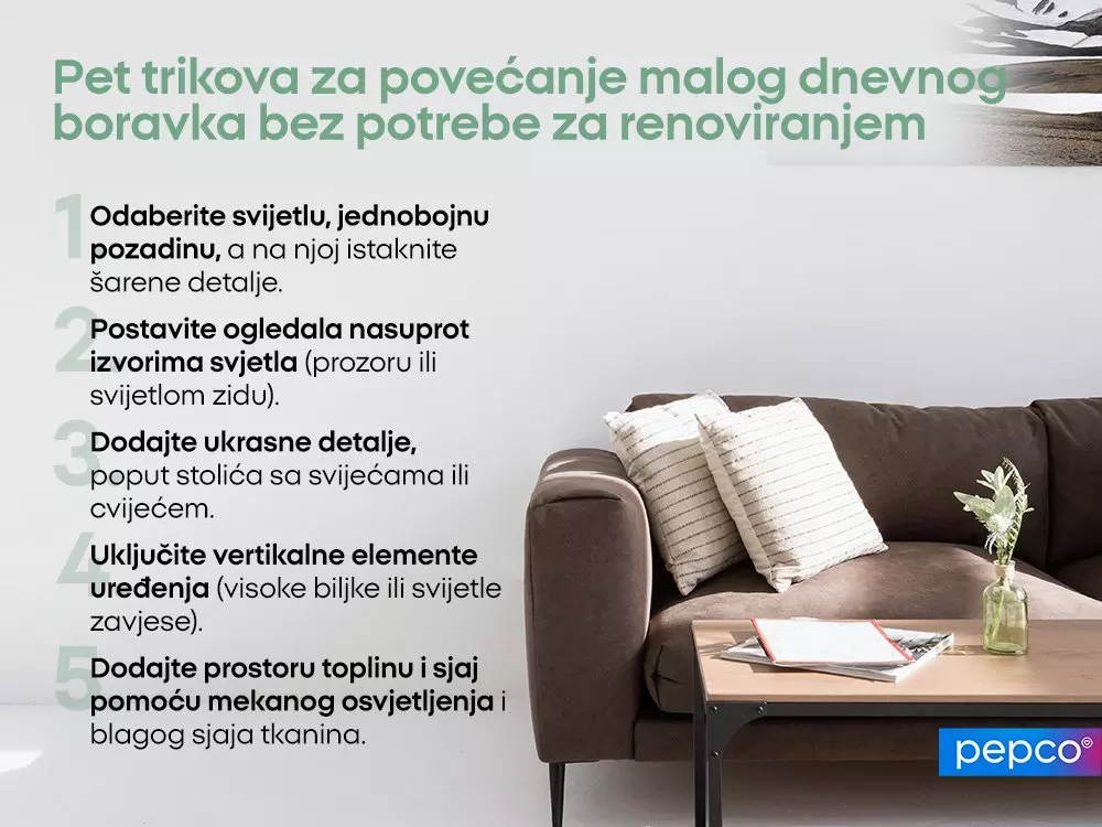 Smeđa sofa sa bijelim jastucima i drvenim stolićem, vaza sa cvijećem, pepco brend logo.