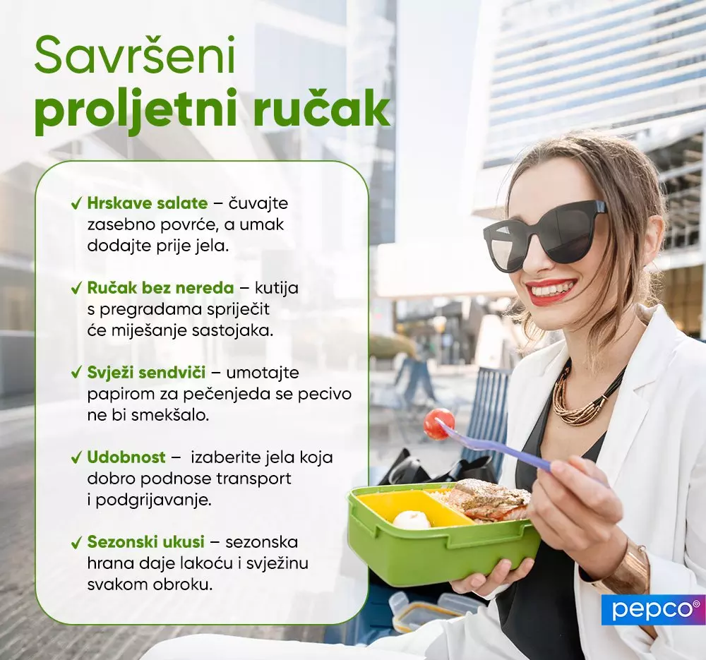 Žena u sunčanim naočalama drži zelenu kutiju za ručak i vilicu s crvenom paradajz kolicom napolju.