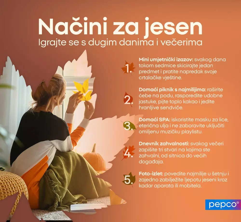 Žena sjedi i drži jesenje lišće, okružena jastucima i bundjevama, uz savjete za jesensku njegu.
