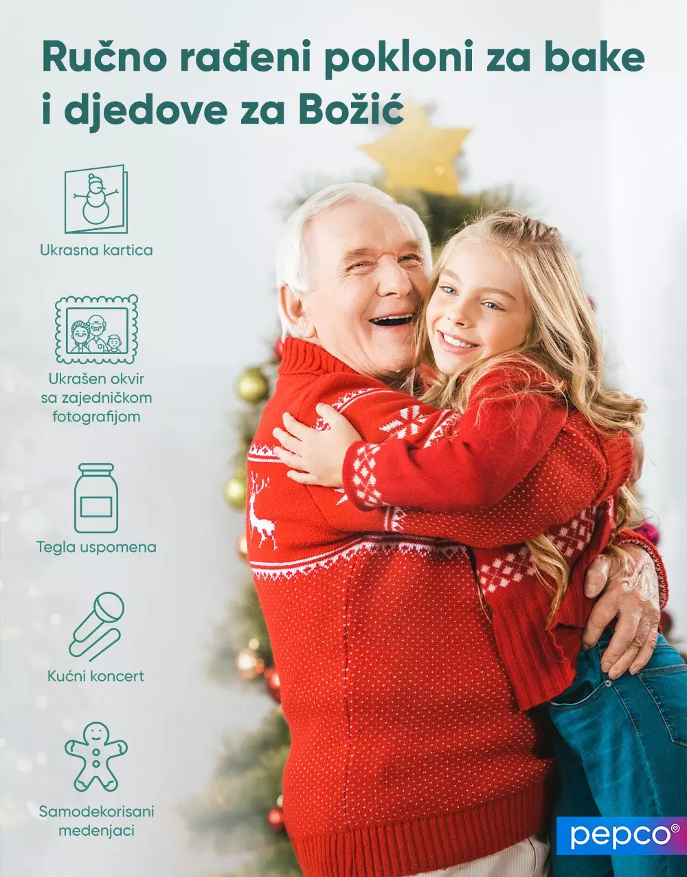 Djed i unuka se grle noseći crvene božićne džempere pored ukrašene jelke.