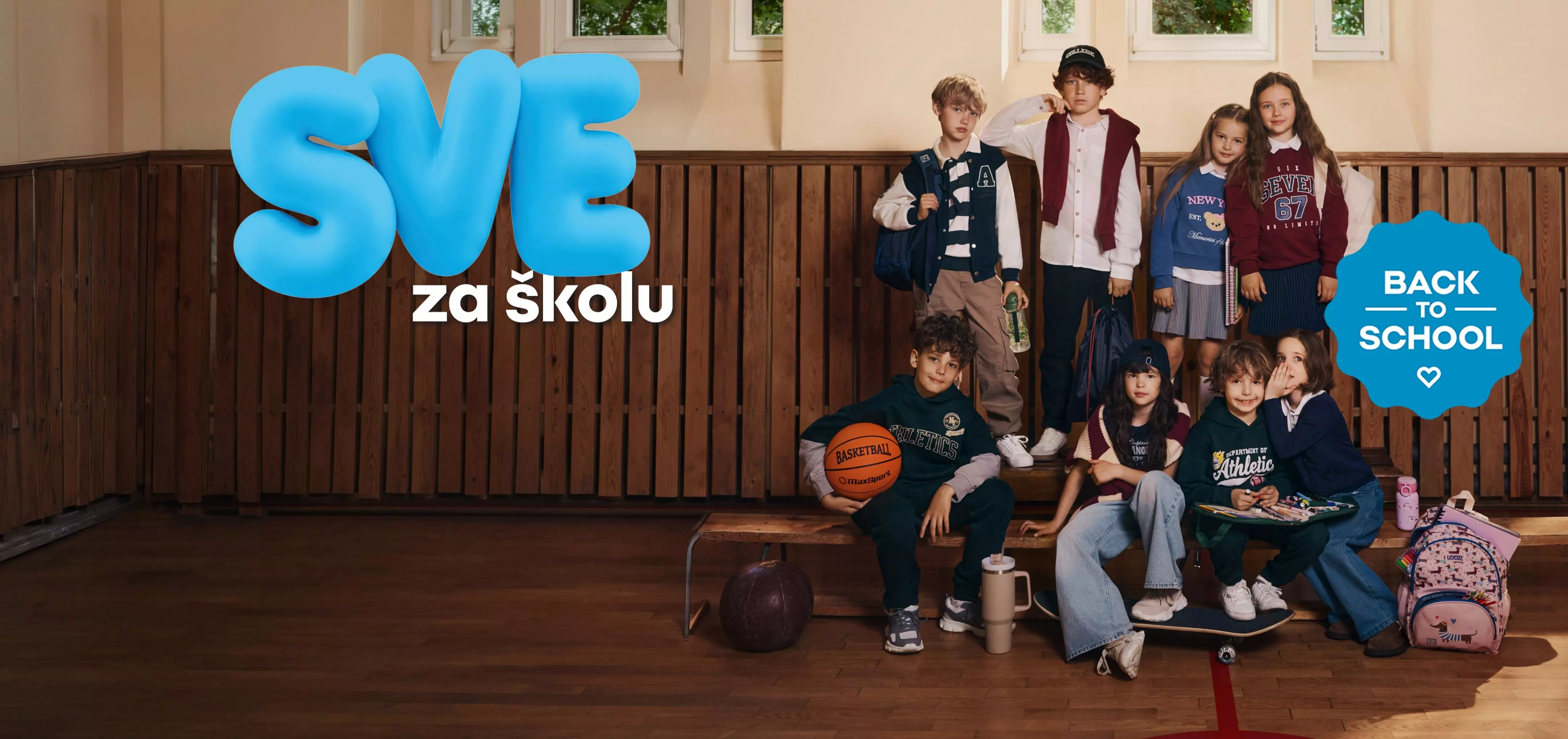 Pepco djeca u školskoj odzjeći sa sportskom opremom ispred natpisa SVE za školu i BACK TO SCHOOL.
