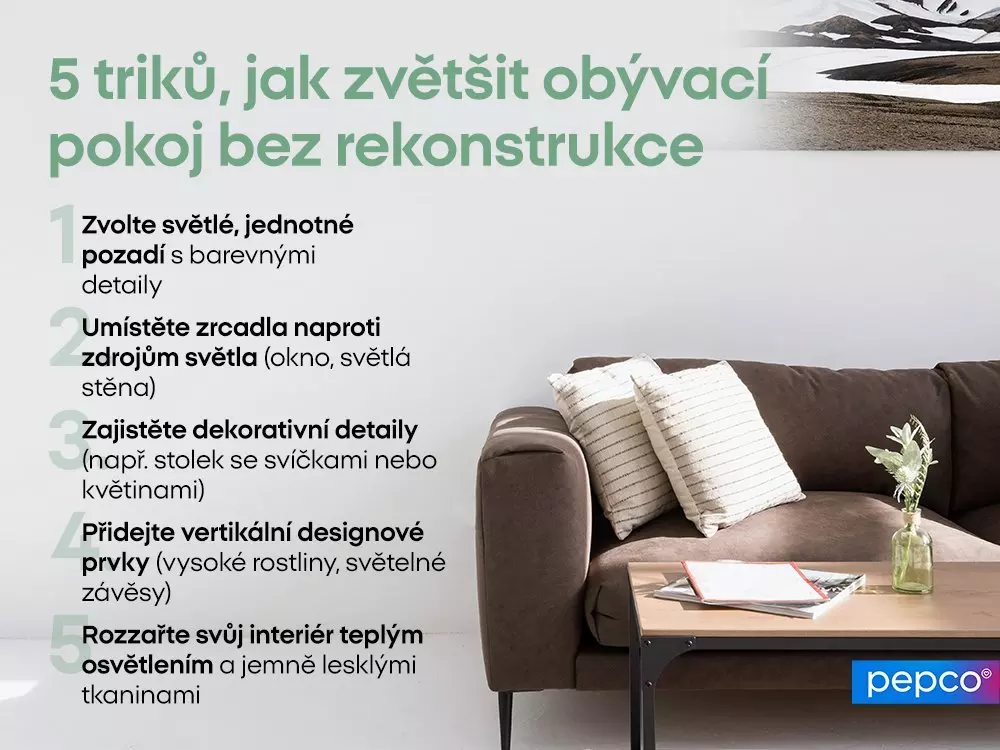 Infografika s 5 tipy pro zvětšení obývacího pokoje bez rekonstrukce, zobrazující hnědou pohovku s polštáři a konferenční stolek.