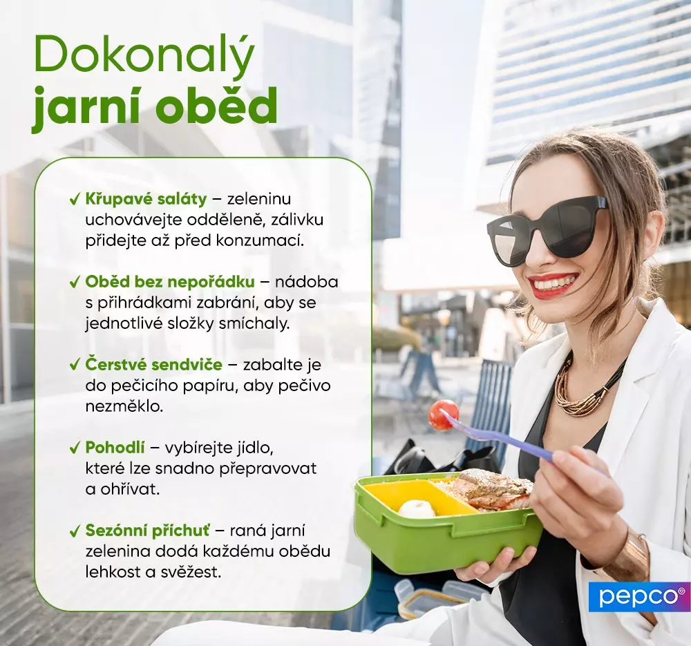 Žena v bílém saku jí oběd z krabičky, s tipy pro dokonalý jarní oběd od značky Pepco.