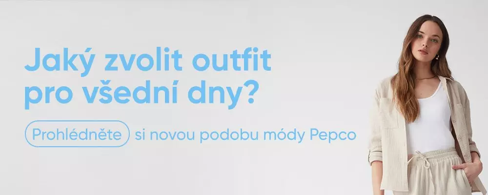 Žena v bílém tílku a béžové košili s textem o výběru outfitu pro všední dny od značky Pepco.