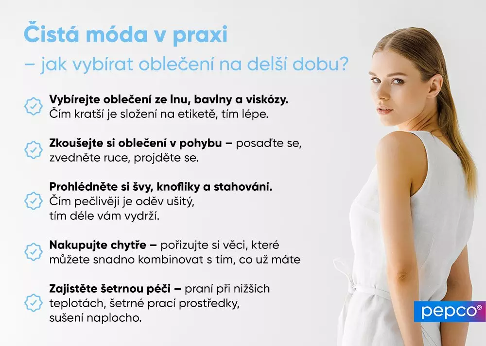 Žena v bílých šatech vedle informačního textu o udržitelné módě s tipy pro výběr a péči o oblečení.