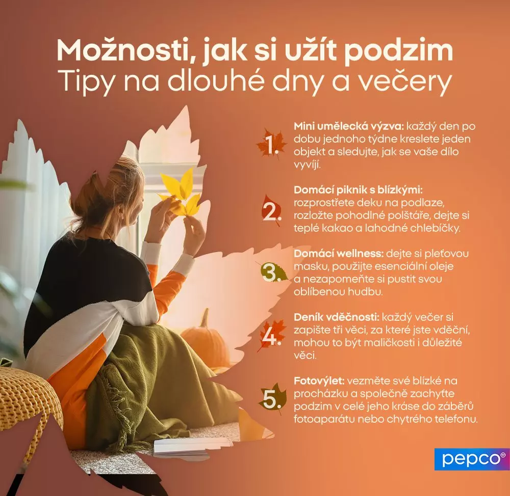 Osoba držící podzimní list u okna s infografikou pěti tipů na podzimní aktivity od společnosti Pepco.