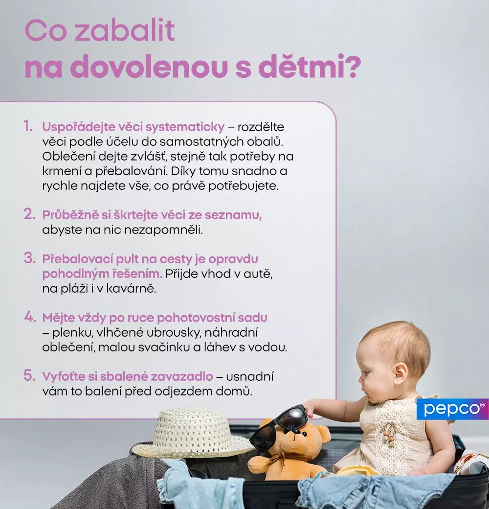 Batole sedí v kufru s plyšovým medvídkem, kloboukem a brýlemi. Infografika s pěti tipy pro balení na dovolenou s dětmi od Pepco.