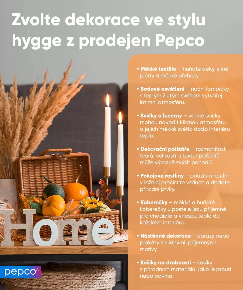 Útulná podzimní dekorace ve stylu hygge s dýněmi, svíčkami a nápisem "Home" z prodejen Pepco.